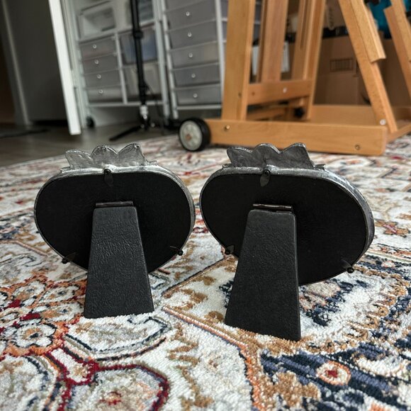 Pair - Vintage Pewter Heart Shaped Faux Pearl Bow Easel Back Photo Frame - Picture 4 of 8